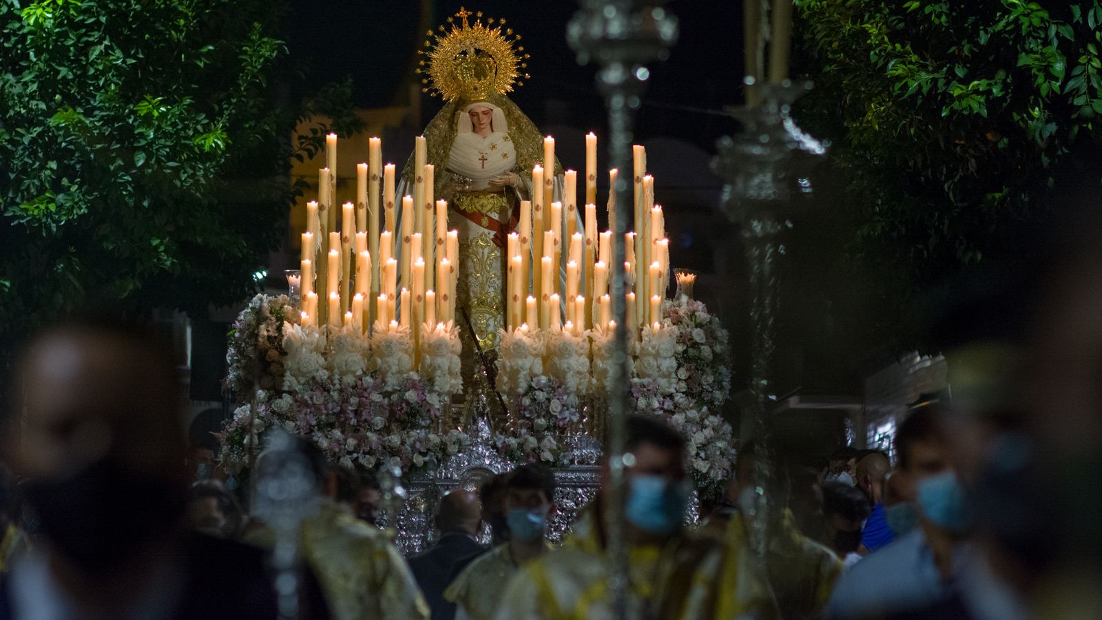 Camas vibra con su patrona en el regreso de las procesiones