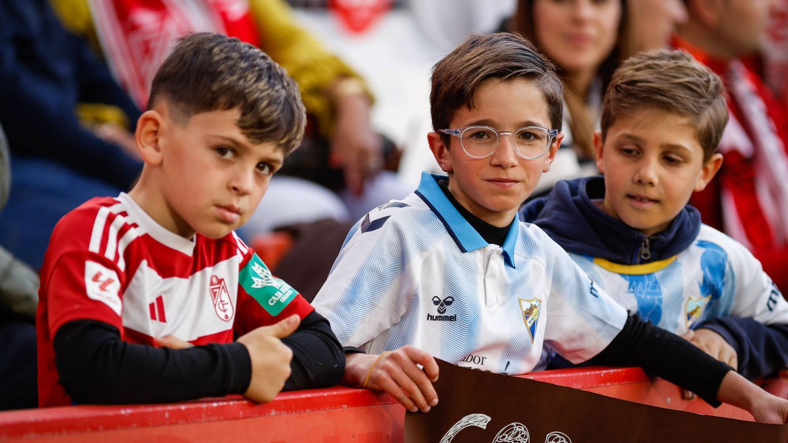Jóvenes aficionados de los dos equipos en el Nuevo Los Cármenes