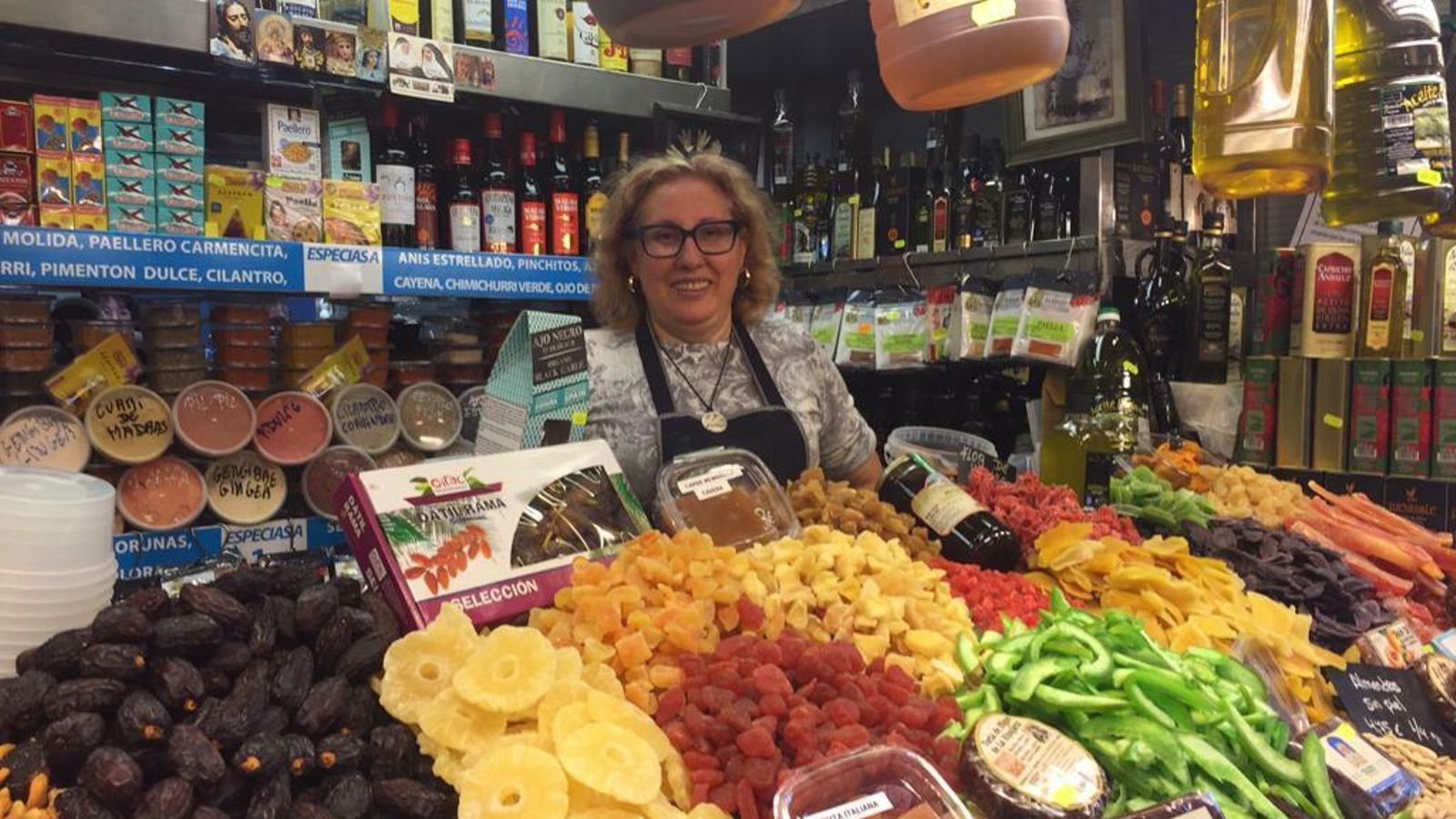 Rocío García vende especias y mucho más en su puesto El Reloj