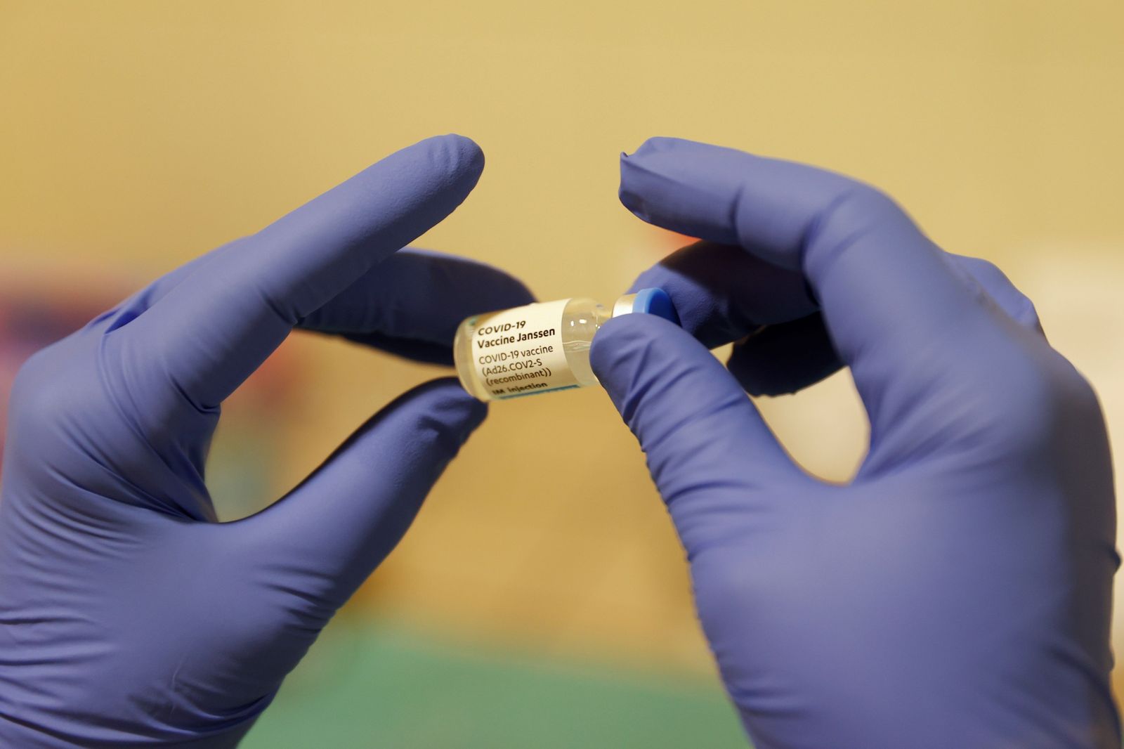 Una profesional sanitaria prepara una dosis de la vacuna Janssen.