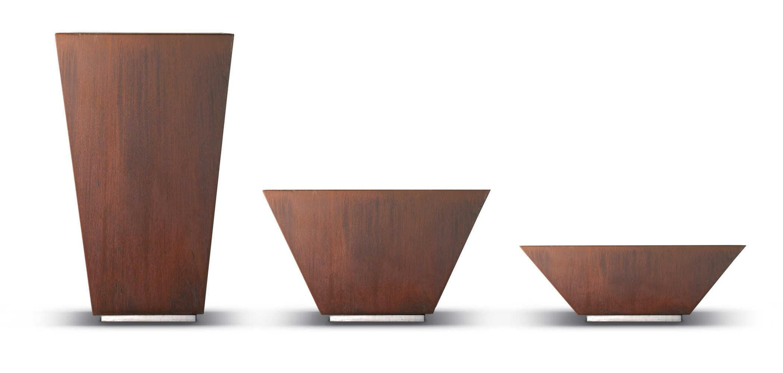 Maceteros modelo Lounge, de Metalco. El del centro es el elegido para Huelva.