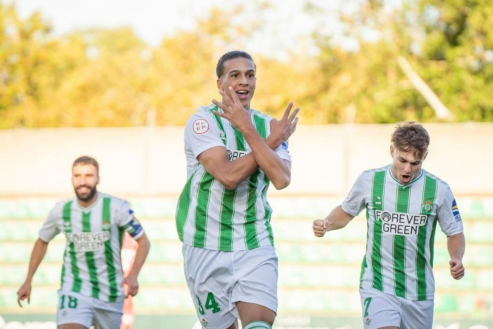 Yanis celebra un gol con el Betis Deportivo.