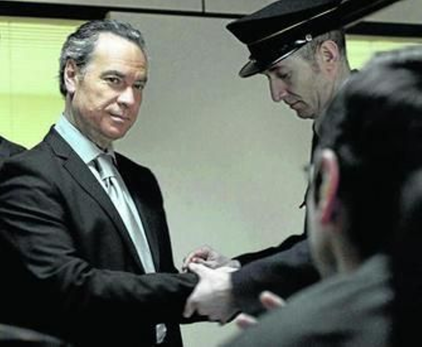 Francesc Albiol, como Juan Antonio Roca, es apresado por la policía.