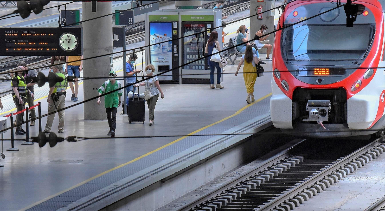 Un tren de Cercanías espera en la estación Santa Justa.