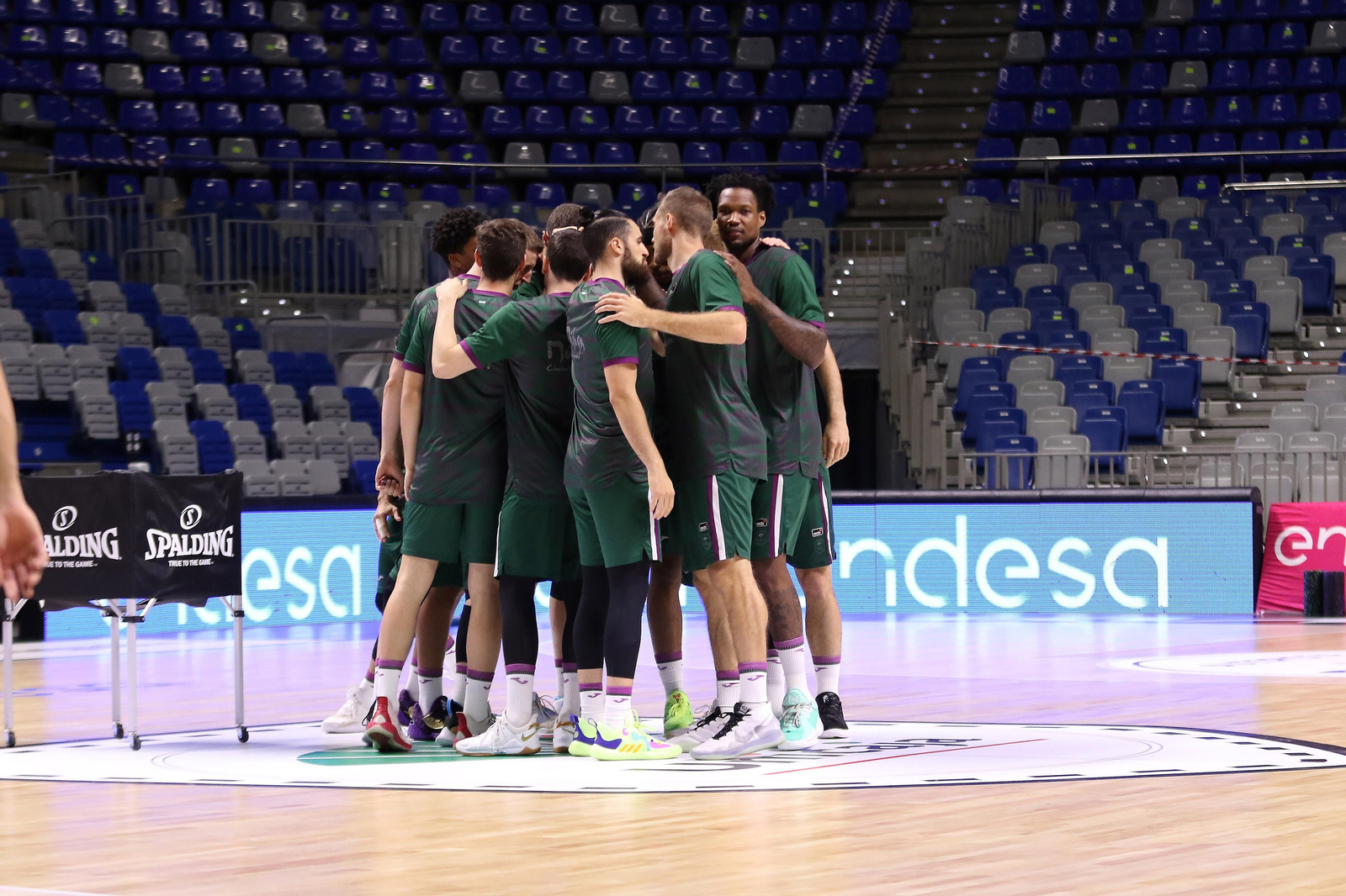 Piña de los jugadores del Unicaja en el calentamiento en el Carpena. Piña de los jugadores del Unicaja en el calentamiento en el Carpena.