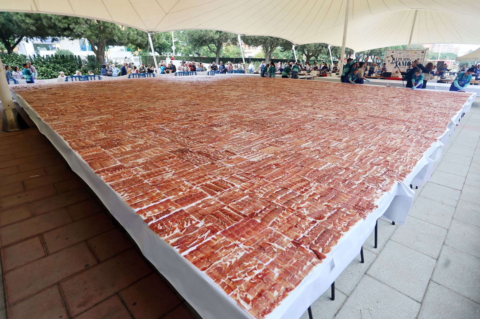 Huelva consigue el récord Guinness con el plato de jamón más grande del mundo, en imágenes