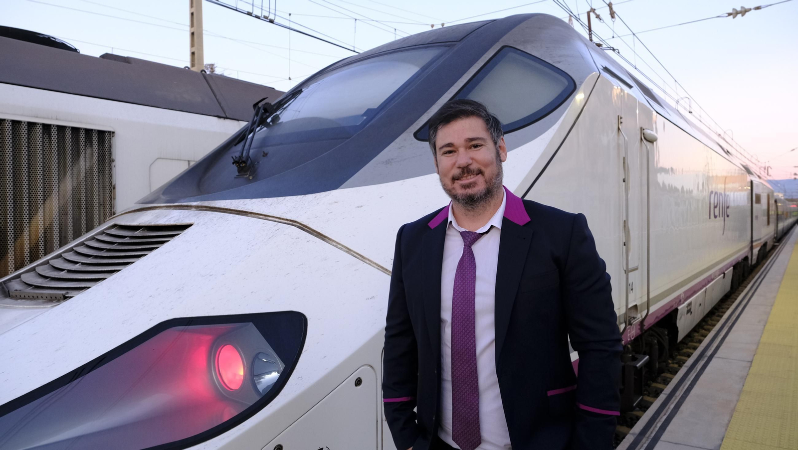 El primer Alvia de Renfe sale de la Estación de Huércal de Almería, en imágenes