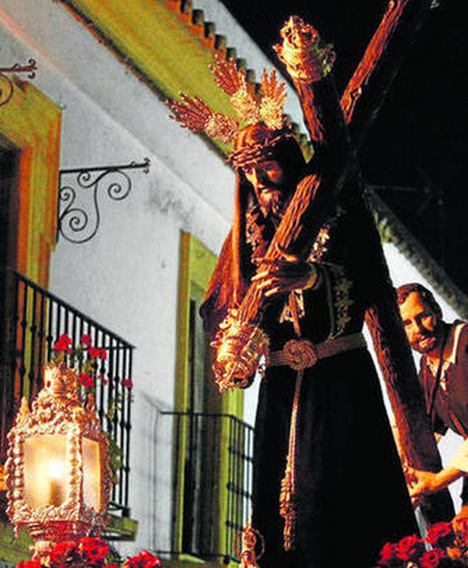 El Nazareno de Los Barrios avanza en procesión, anoche.