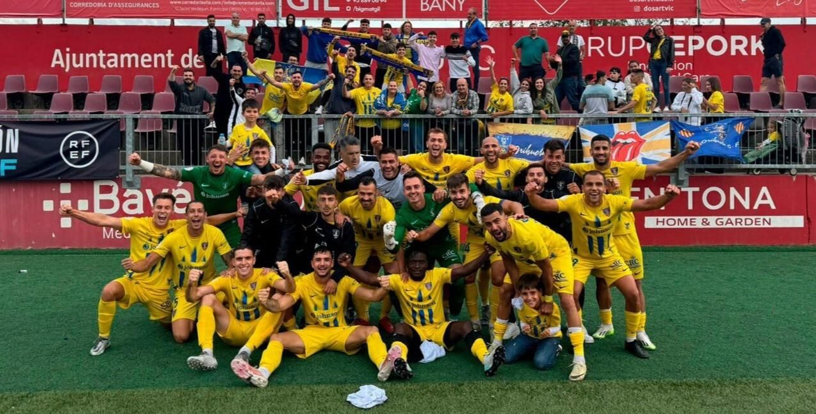 Los jugadores del Orihuela celebran su pase a la eliminatoria final del 'play off' de ascenso a Primera Federación.
