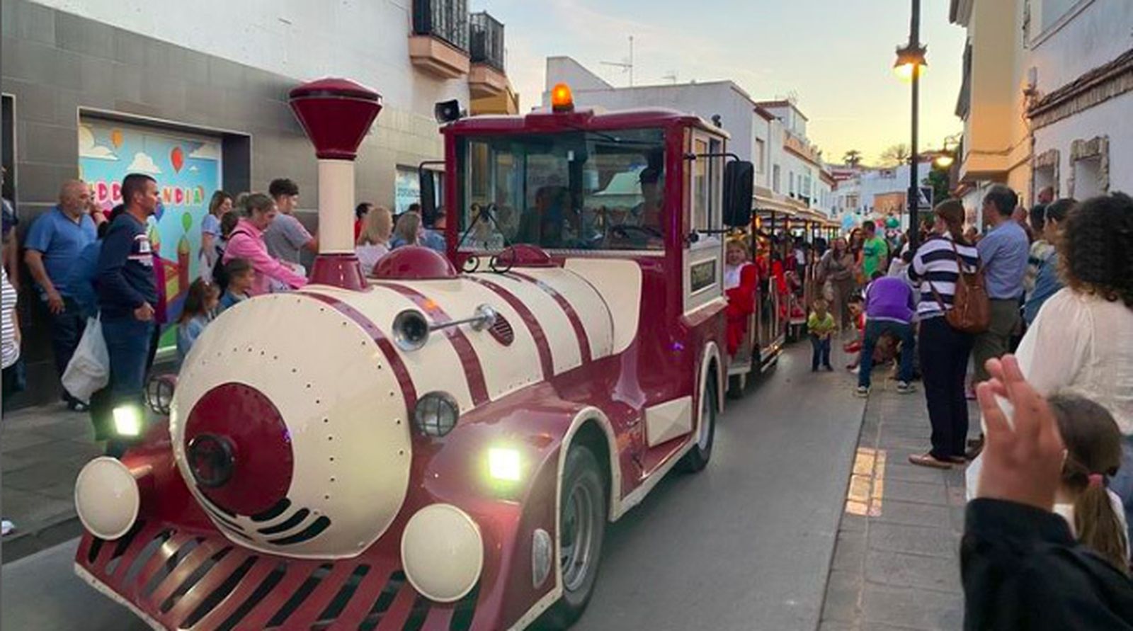 Este es el trenecito gratuito que te lleva y te trae a la Feria de Los Barrios