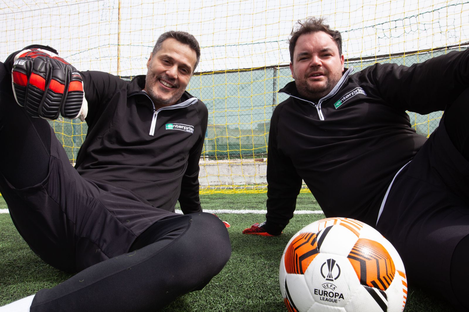 úlio César, posando junto al comediante Lloyd Griffith con los guantes de portero y el balon de la final.