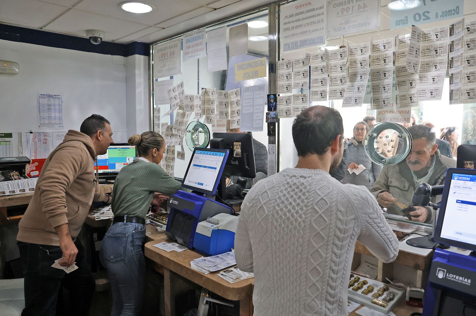 Imágenes del último día de venta de décimos de Navidad en Huelva