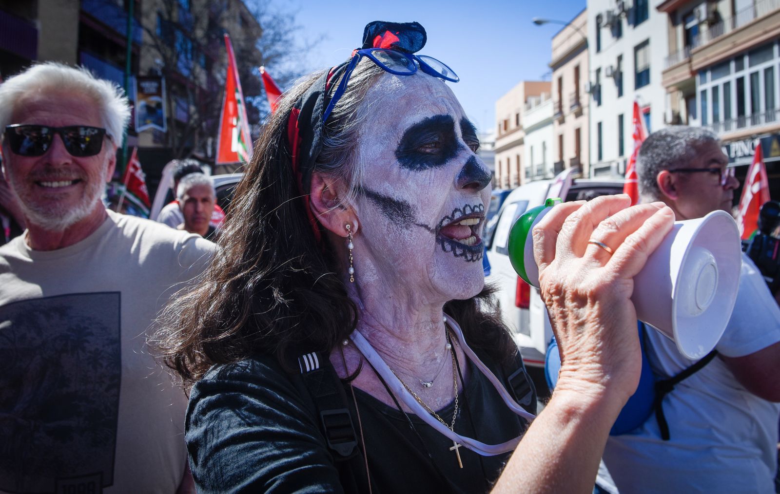 La manifestación de Marea Blanca por las calles de Sevilla, en imágenes