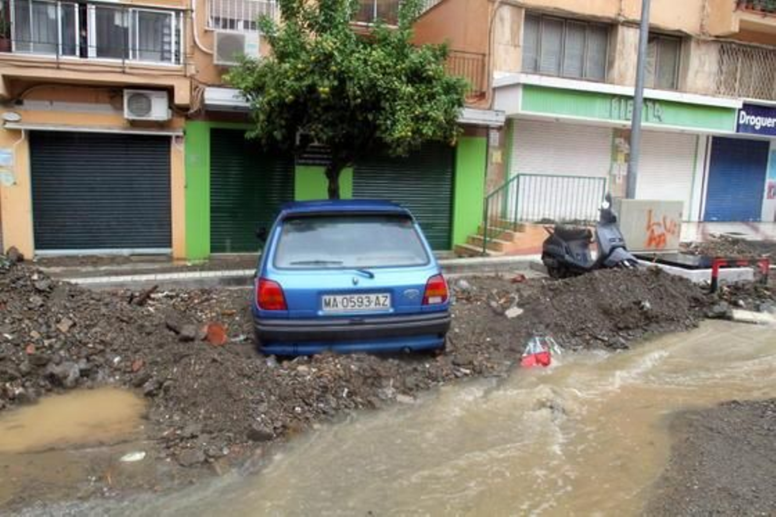 Málaga limpia el barro dejado por la tromba de agua del sábado