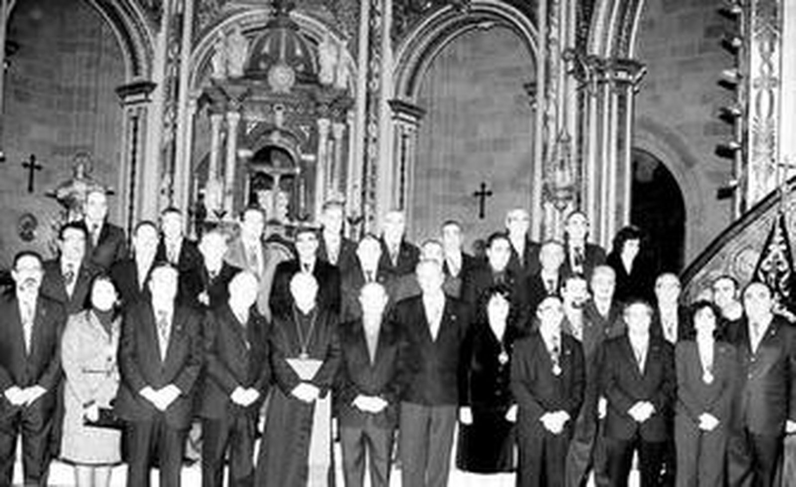 Primera foto de familia de los nuevos miembros de la Agrupación de Cofradías tras su toma de posesión.