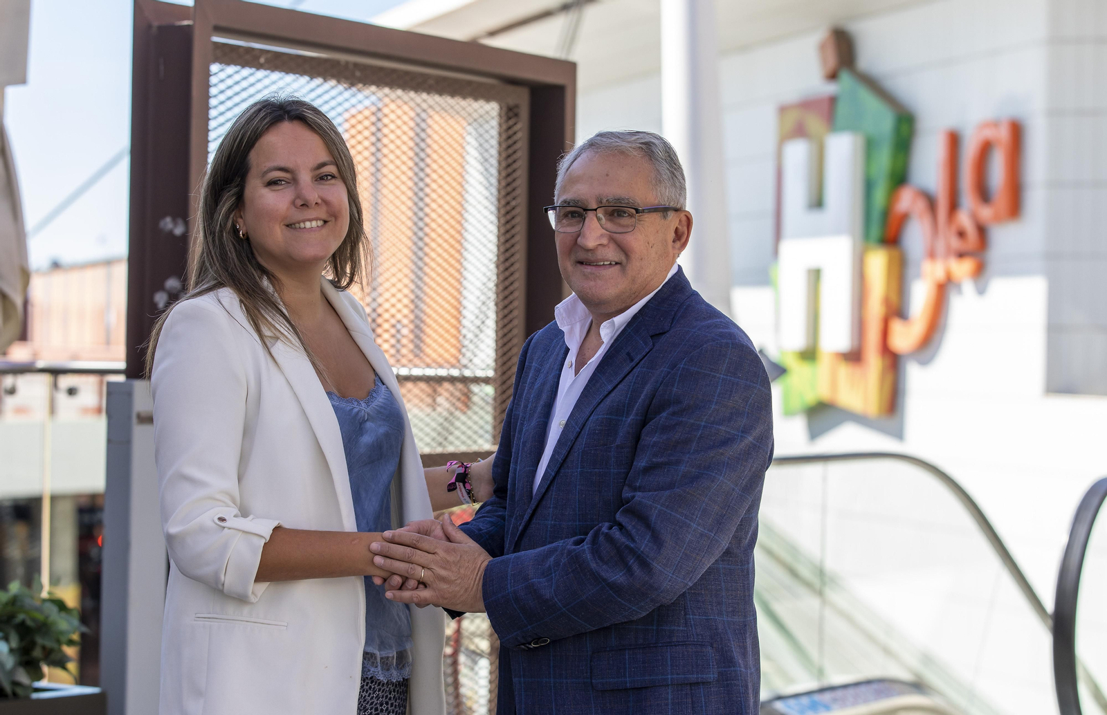 La gerente de Holea, Lucía Guisado, y el presidente del RCRH Tenis de Huelva, Federico Sánchez de la Campa
