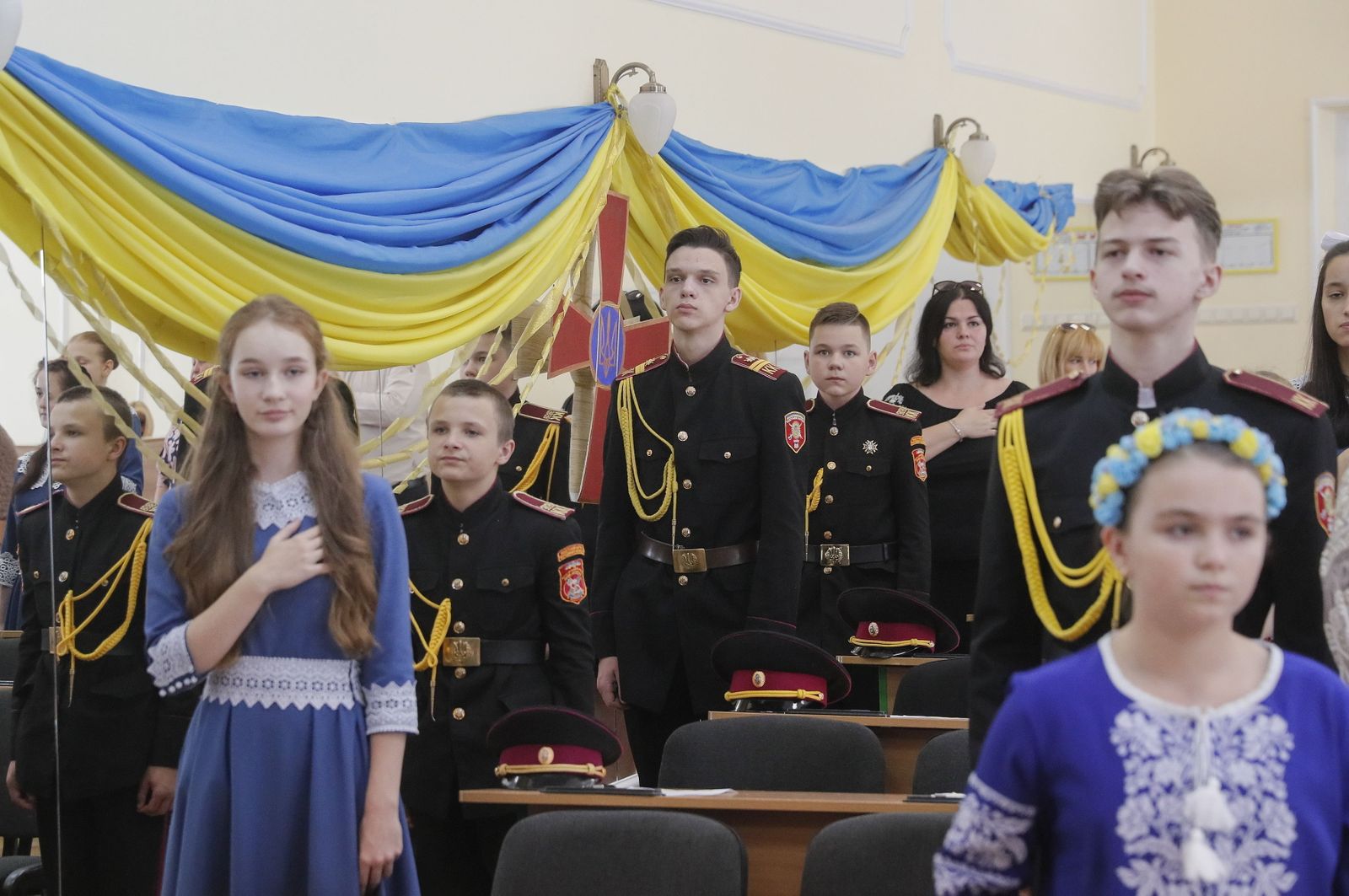 Un grupo de cadetes asiste a una "lección patriótica" en Kiev