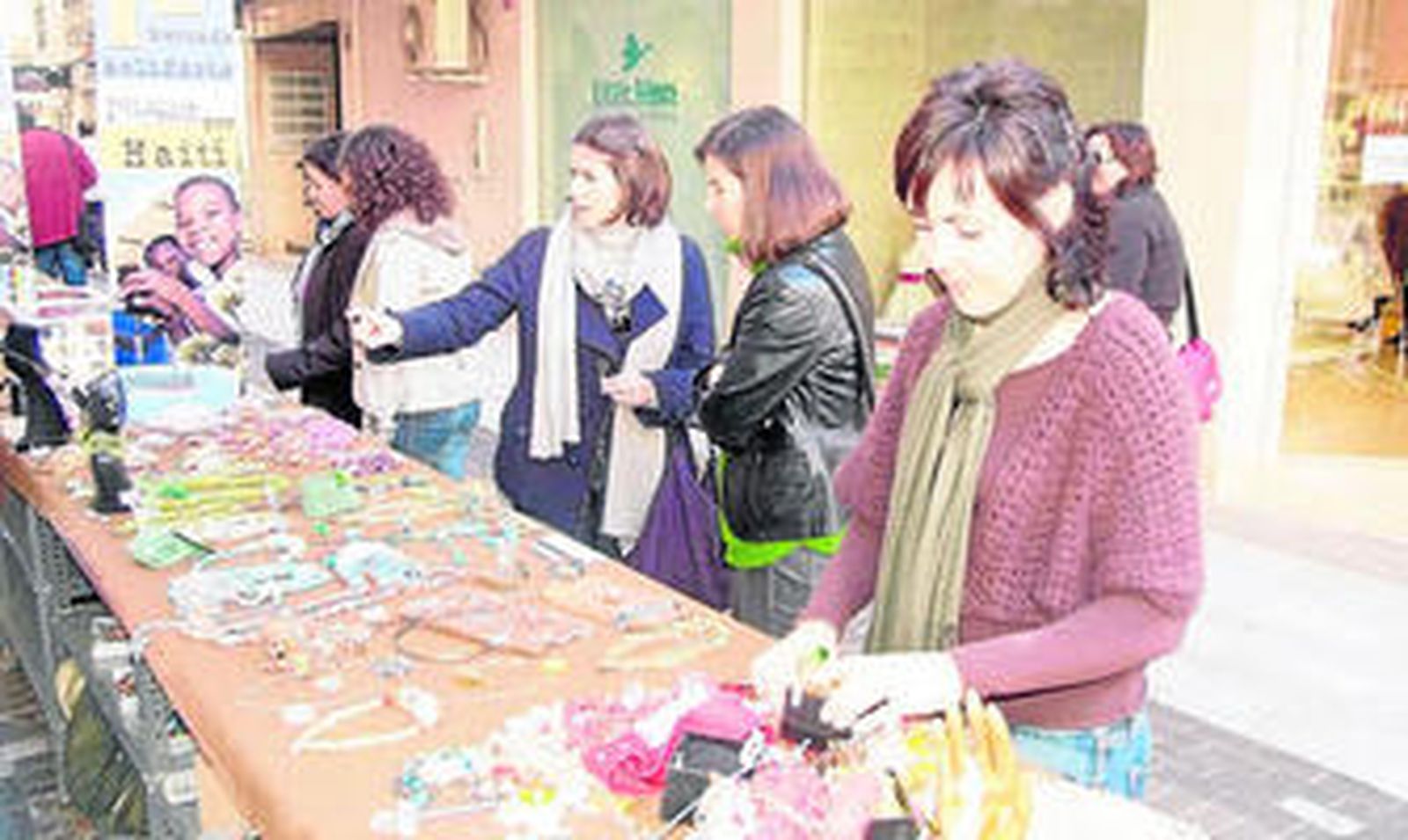 Claudia Gouts con su puesto de joyería en el centro de la capital almeriense, ayer.