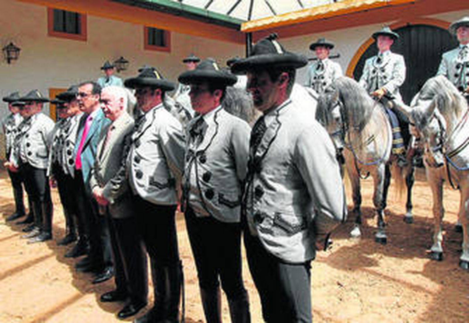 El consejero, el director de la Real Escuela y los profesores, en primer término. Tras ellos, los alumnos.