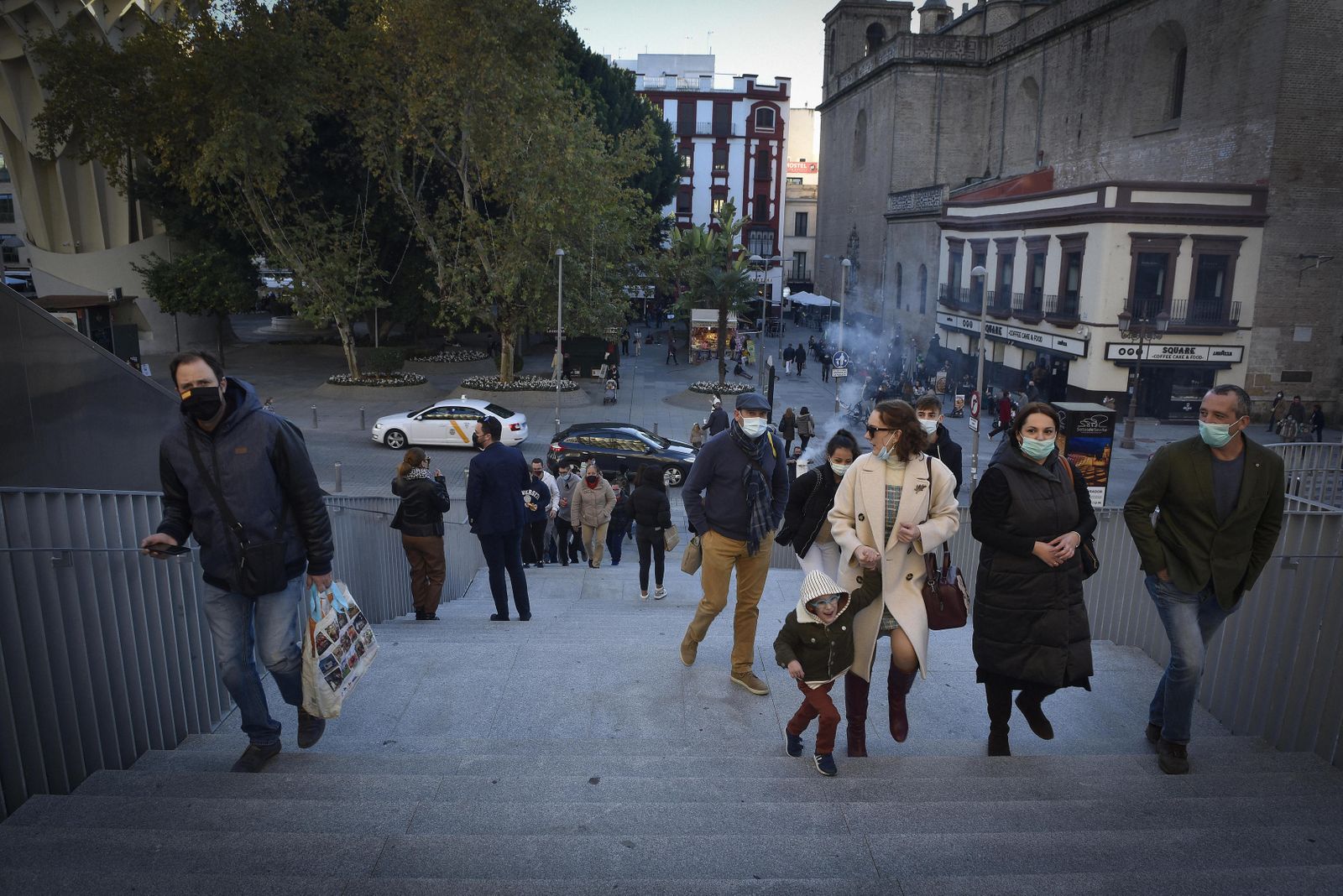 Varias personas con mascarilla en las setas de la Encarnación.