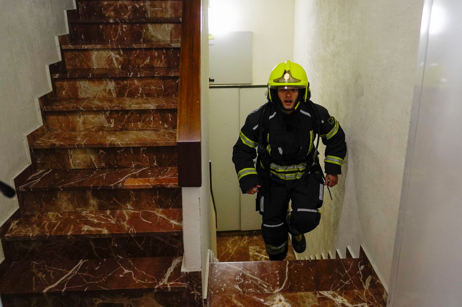 Un bombero sube las escaleras de la Torre de los Remedios.