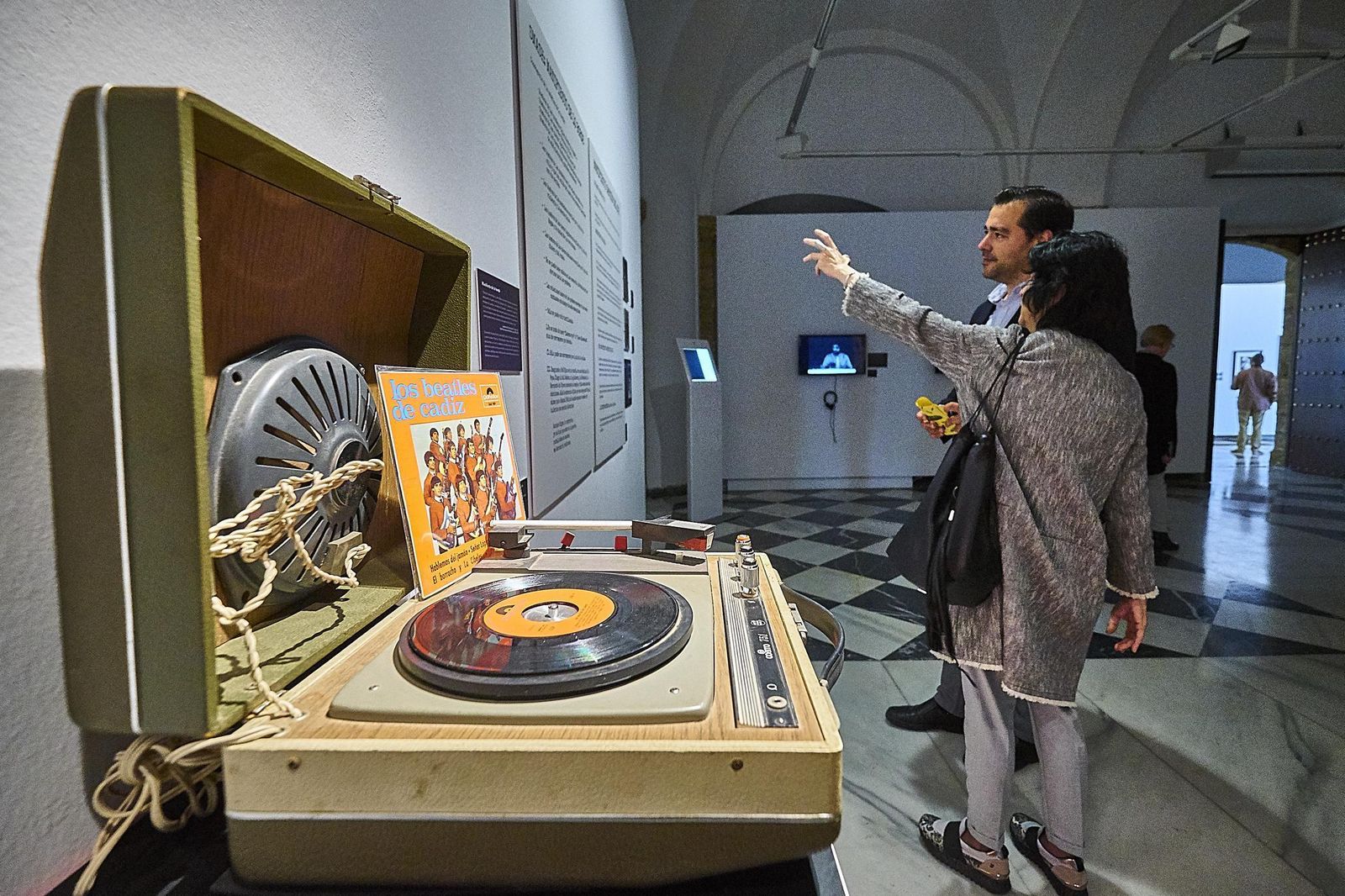 La directora del Centro de Estudios Andaluces, Mercedes de Pablos, comenta con el diputado gaditano Salvador Puerto algunas piezas de la exposición.