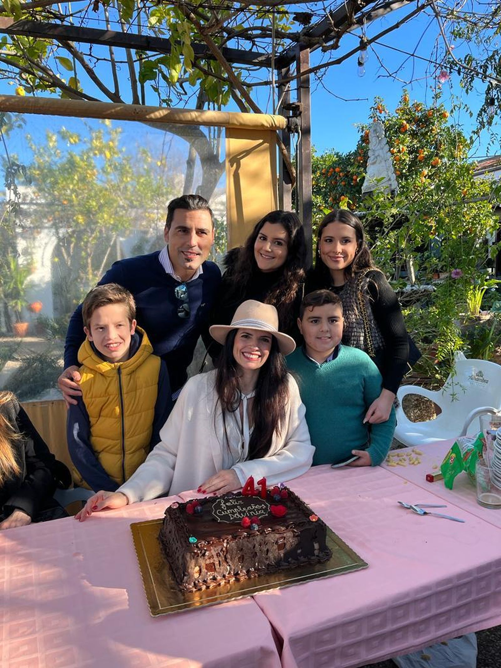 Denys (i) posa junto a su familia de acogida jerezana.
