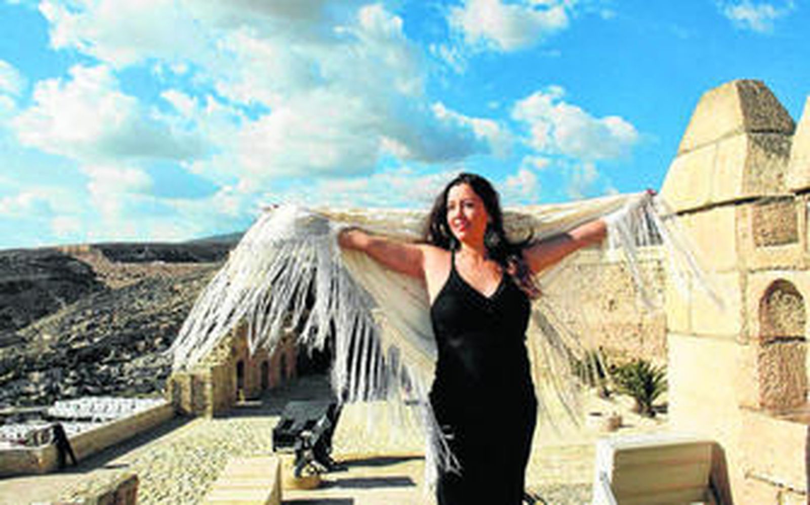 María Canet, una artista única y especial, en una imagen captada en la Alcazaba de Almería.