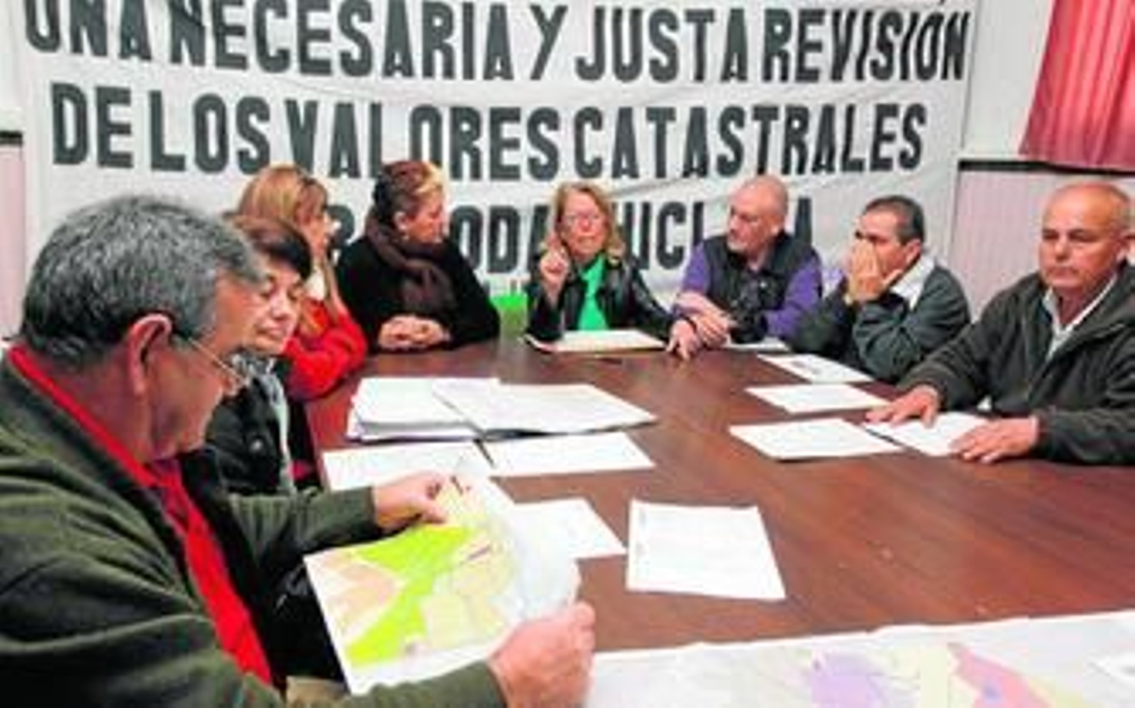 Representantes de la entidad 'Por una Chiclana y un IBI Real', ayer en la Asociación de Vecinos Antonio Machado.