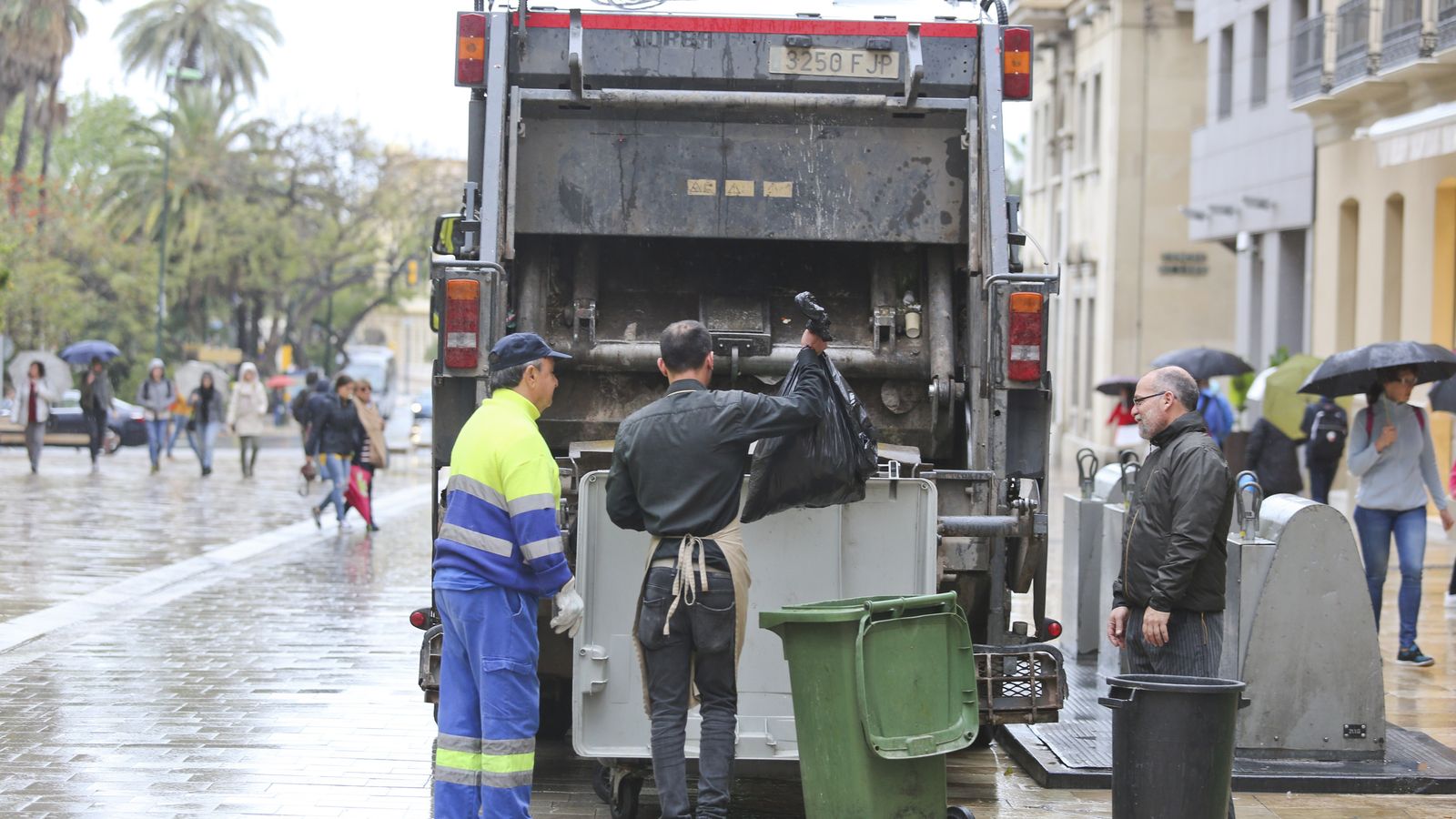 Recogida de basura en el Centro histórico de Málaga.