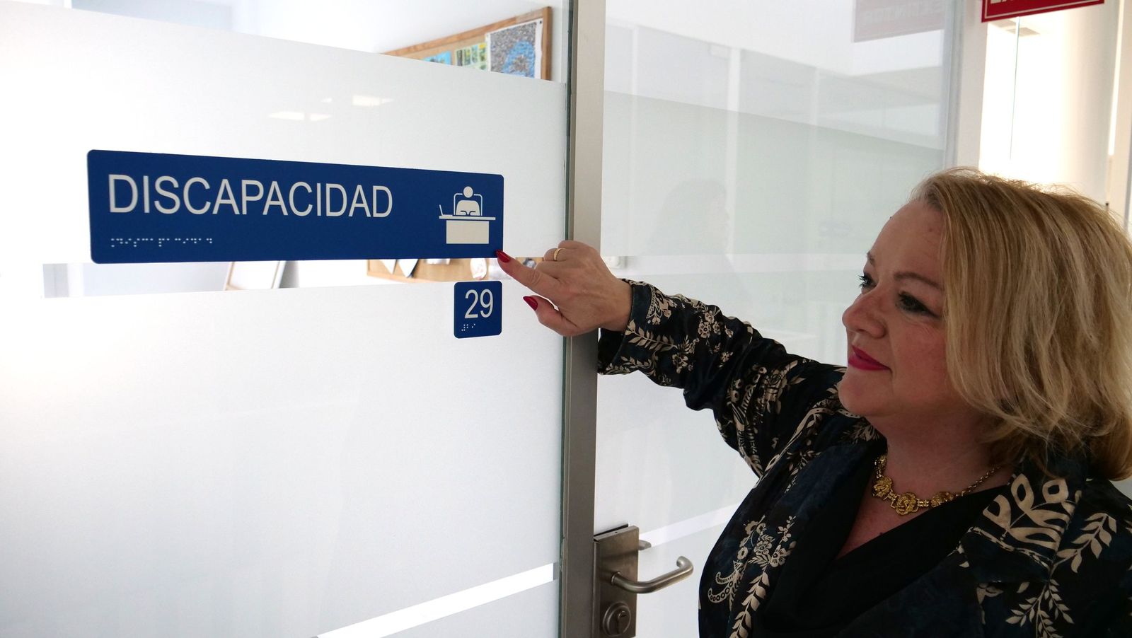 La edil María del Mar Martínez con uno de los carteles creados.