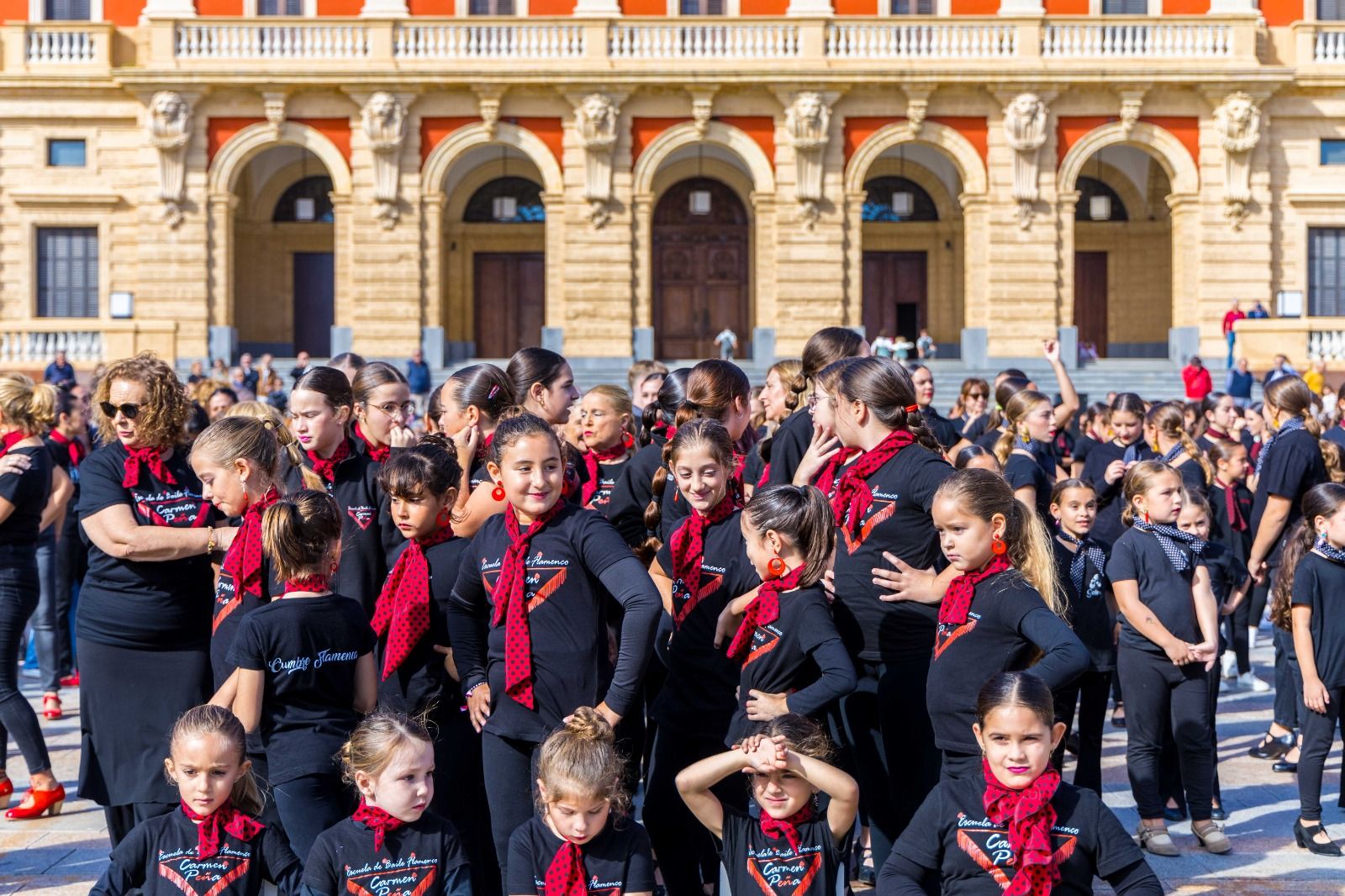 El flamenco toma la plaza del Rey: 'flashmob' de las academias de baile en San Fernando