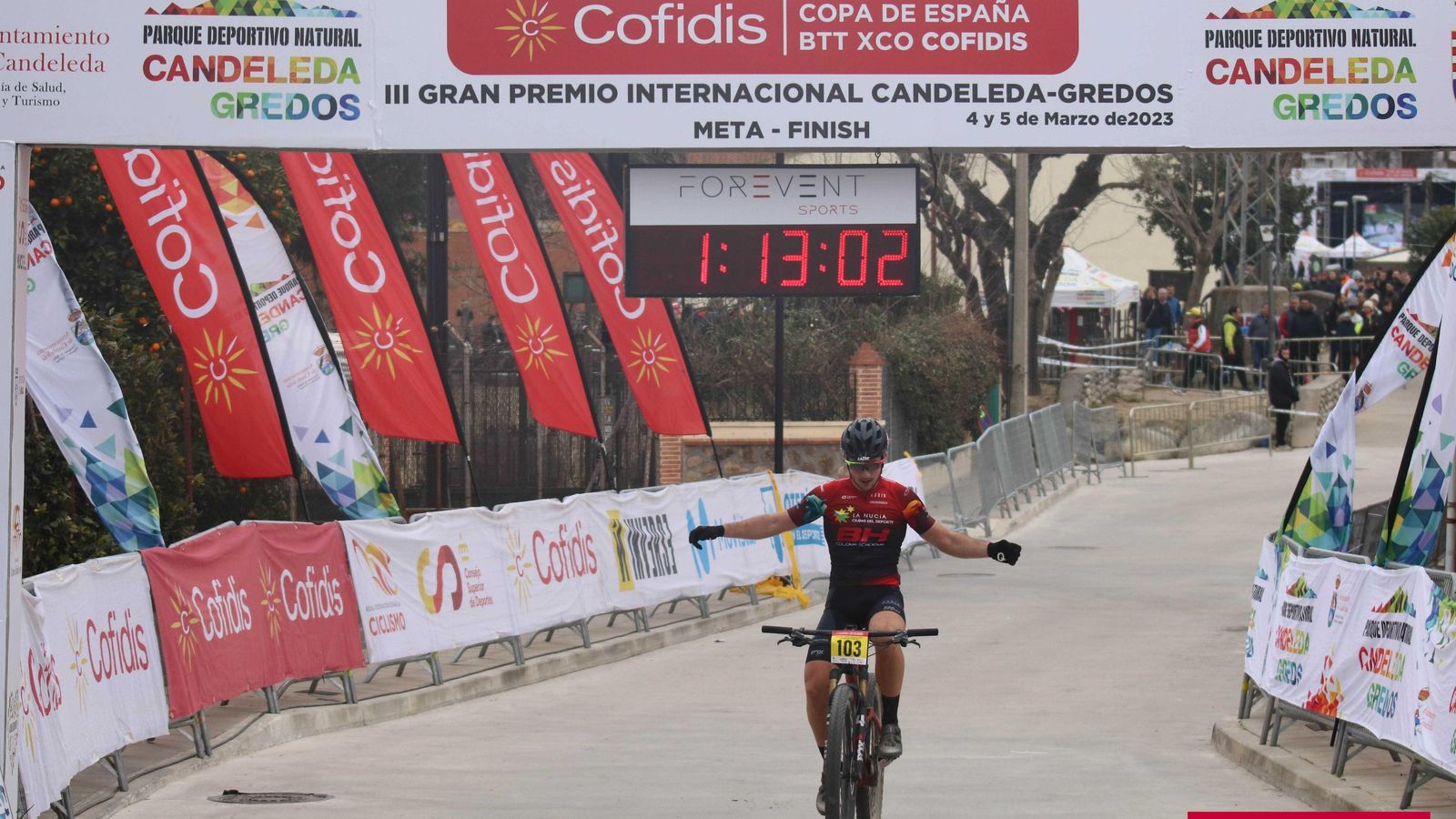 El ciclista jerezano entrando en meta en solitario.