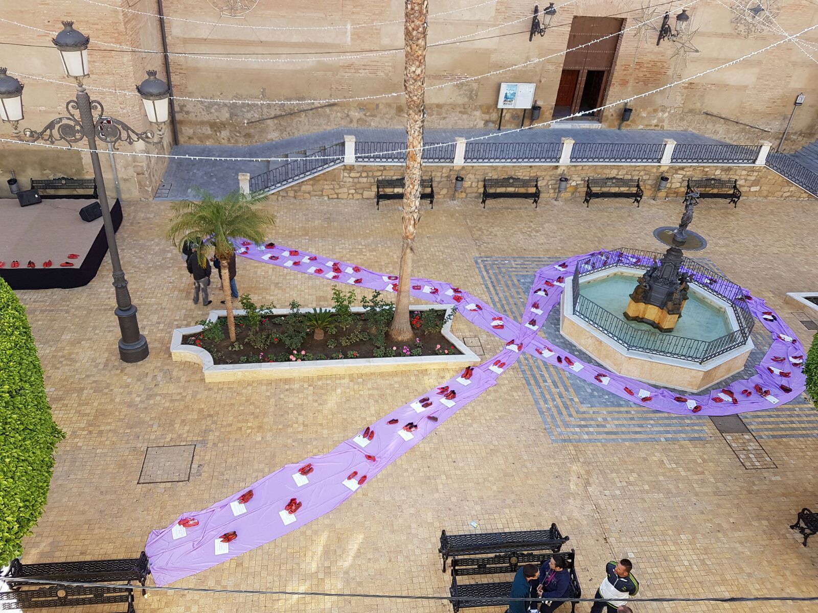 Los zapatos rojos representan a cada una de las víctimas.