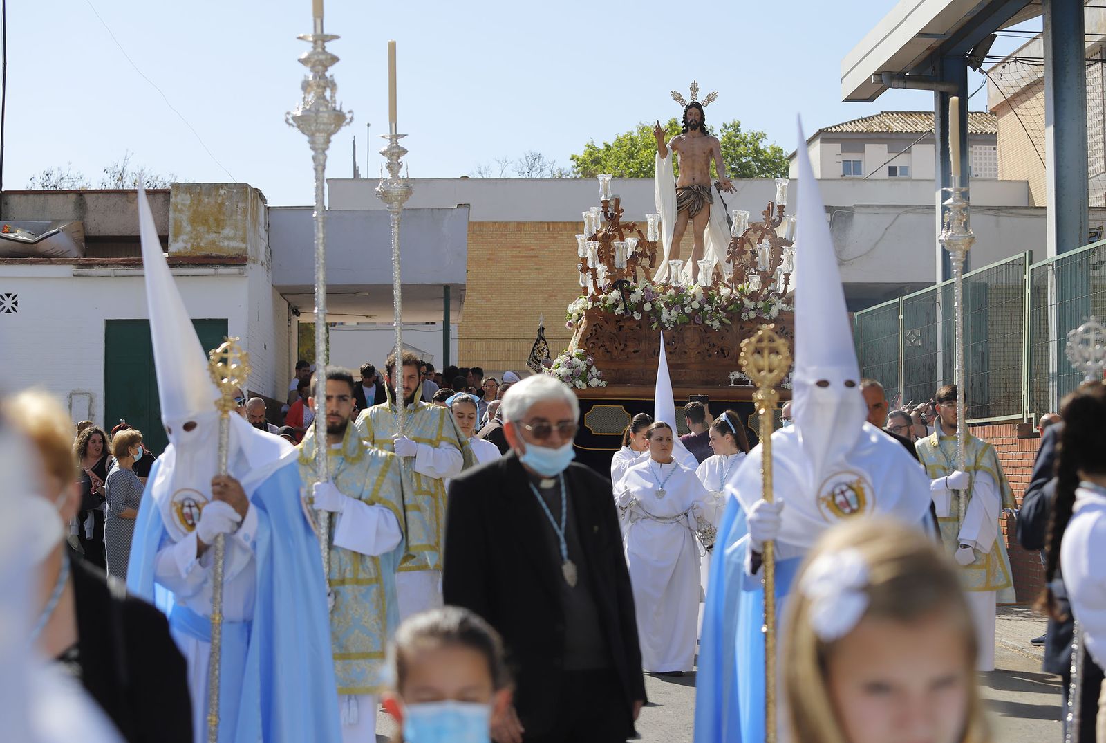 El Resucitado procesiona por el barrio de la Hispanidad de Huelva