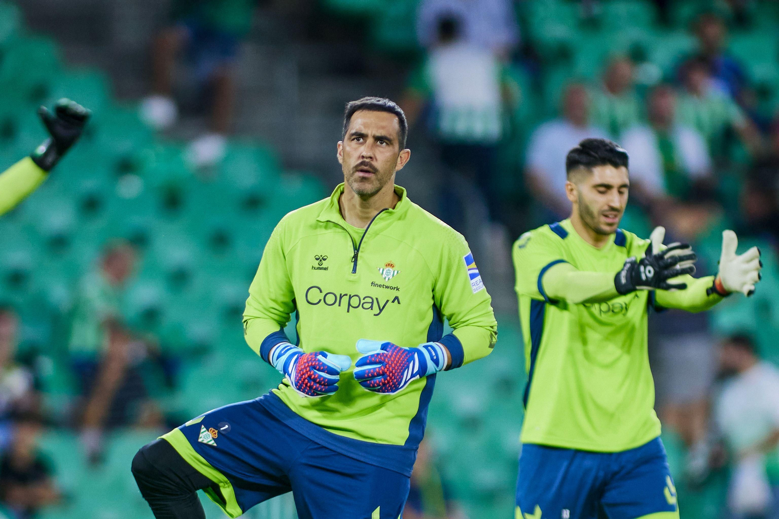 Claudio Bravo y Rui Silva se ejercitan antes del inicio de un partido en el Benito Villamarín.