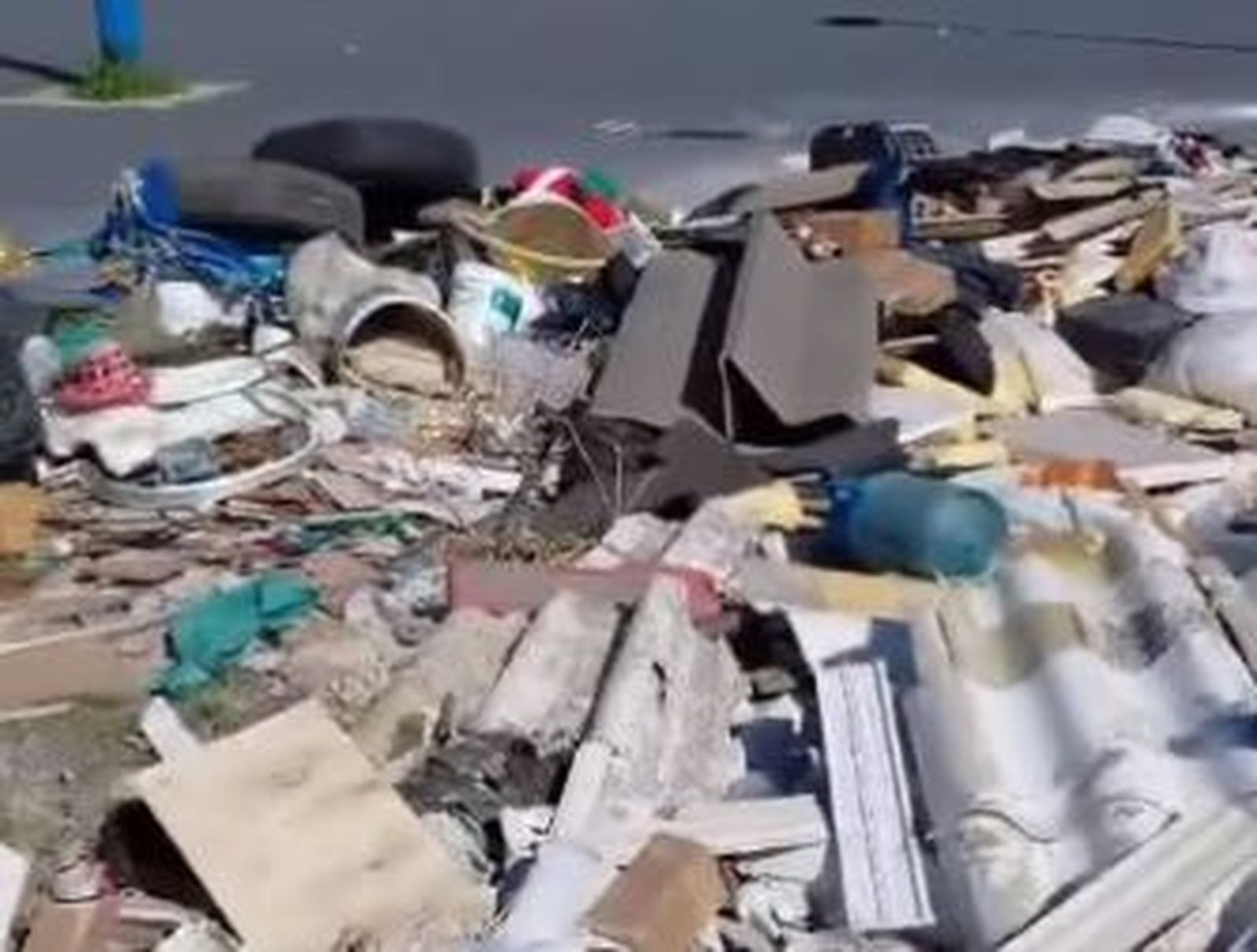 Acumulación de basura en Punta Umbría.