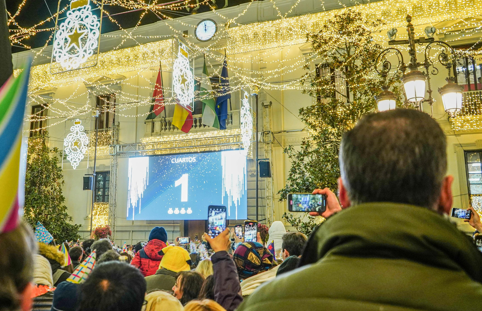 Así se vivieron las campanadas en la Plaza del Carmen de Granada: uvas y fiesta para recibir a 2024
