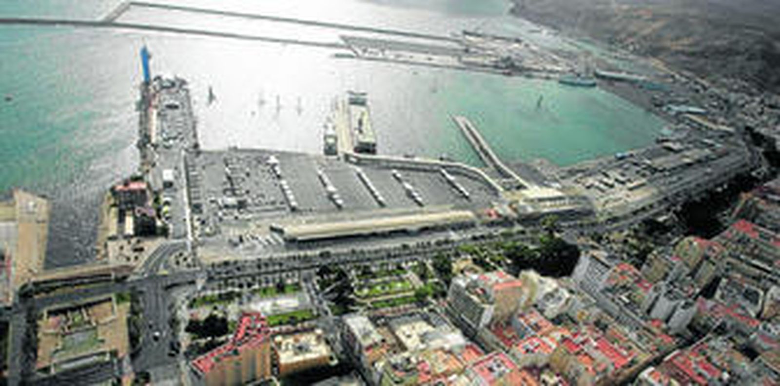 Vista aérea del puerto de Almería desde el muelle de Levante.