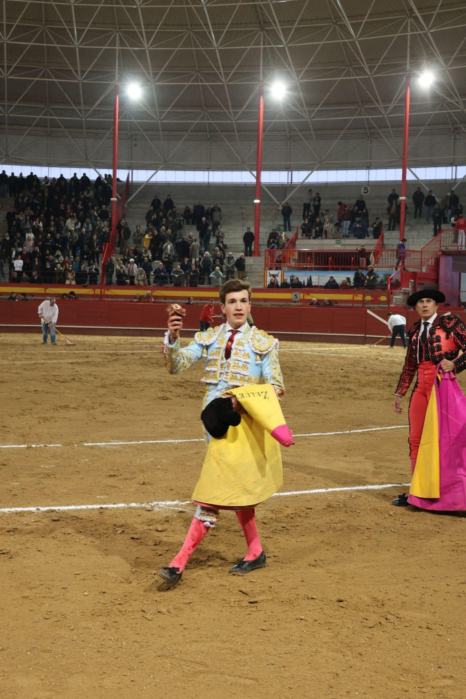 Zulueta pasea una de las orejas que cortó a su lote de novillos de Guadaíra.