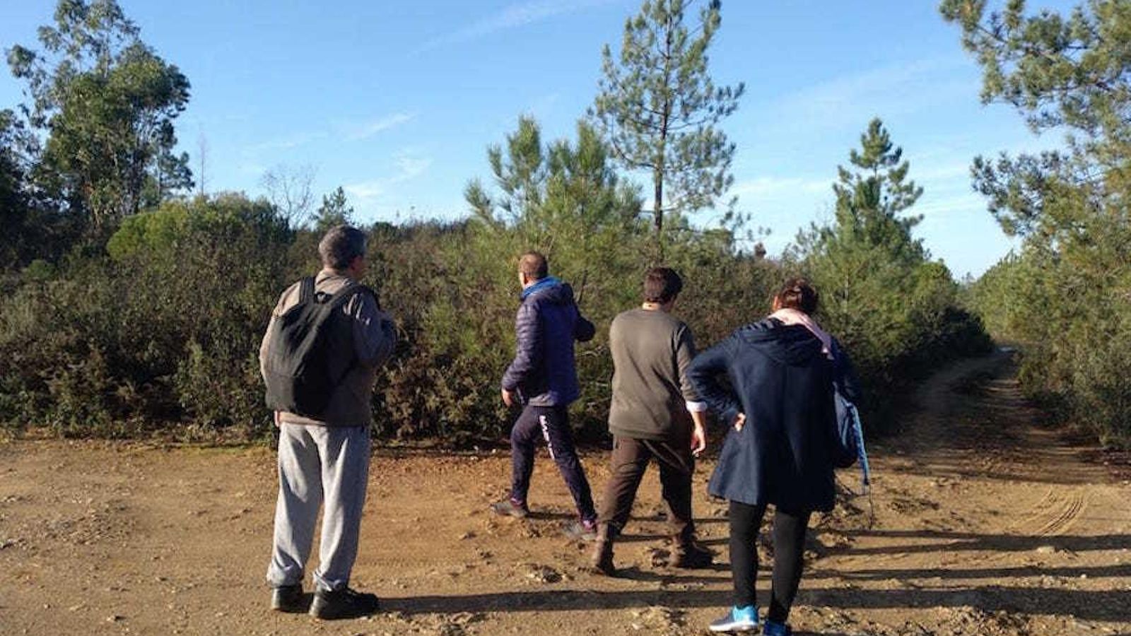 Voluntarios en un momento de la batida matinal de ayer.