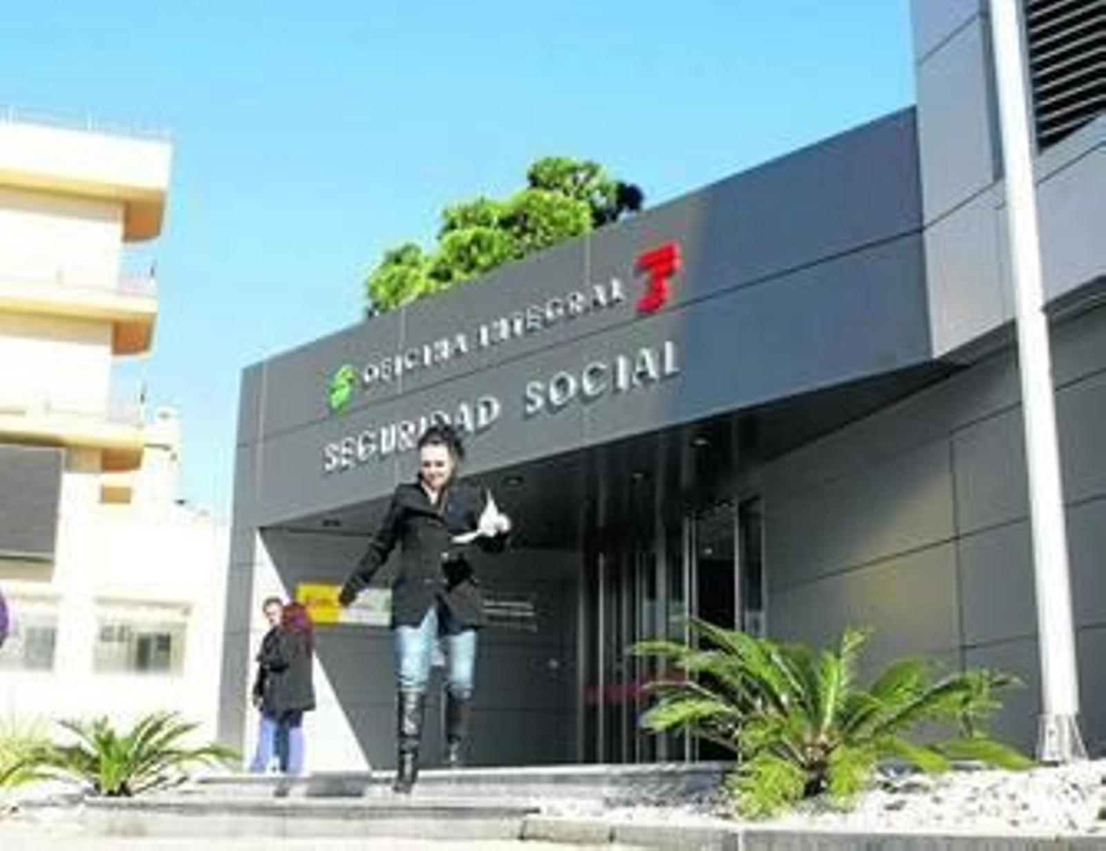 Varios usuarios, ayer a las puertas de la nueva oficina integral de la Seguridad Social.