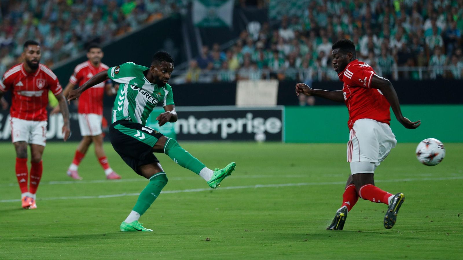 Bakambu dispara en la acción de su gol.