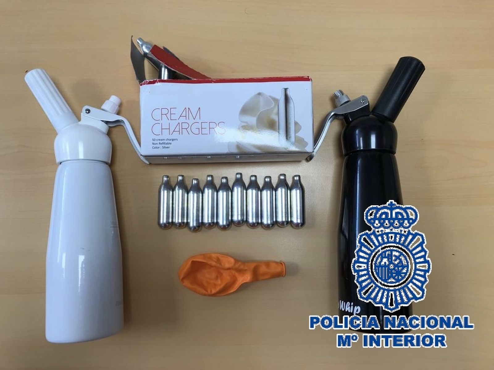 Incautación de botellas de óxido nitroso por la Policía Nacional en Fuengirola
