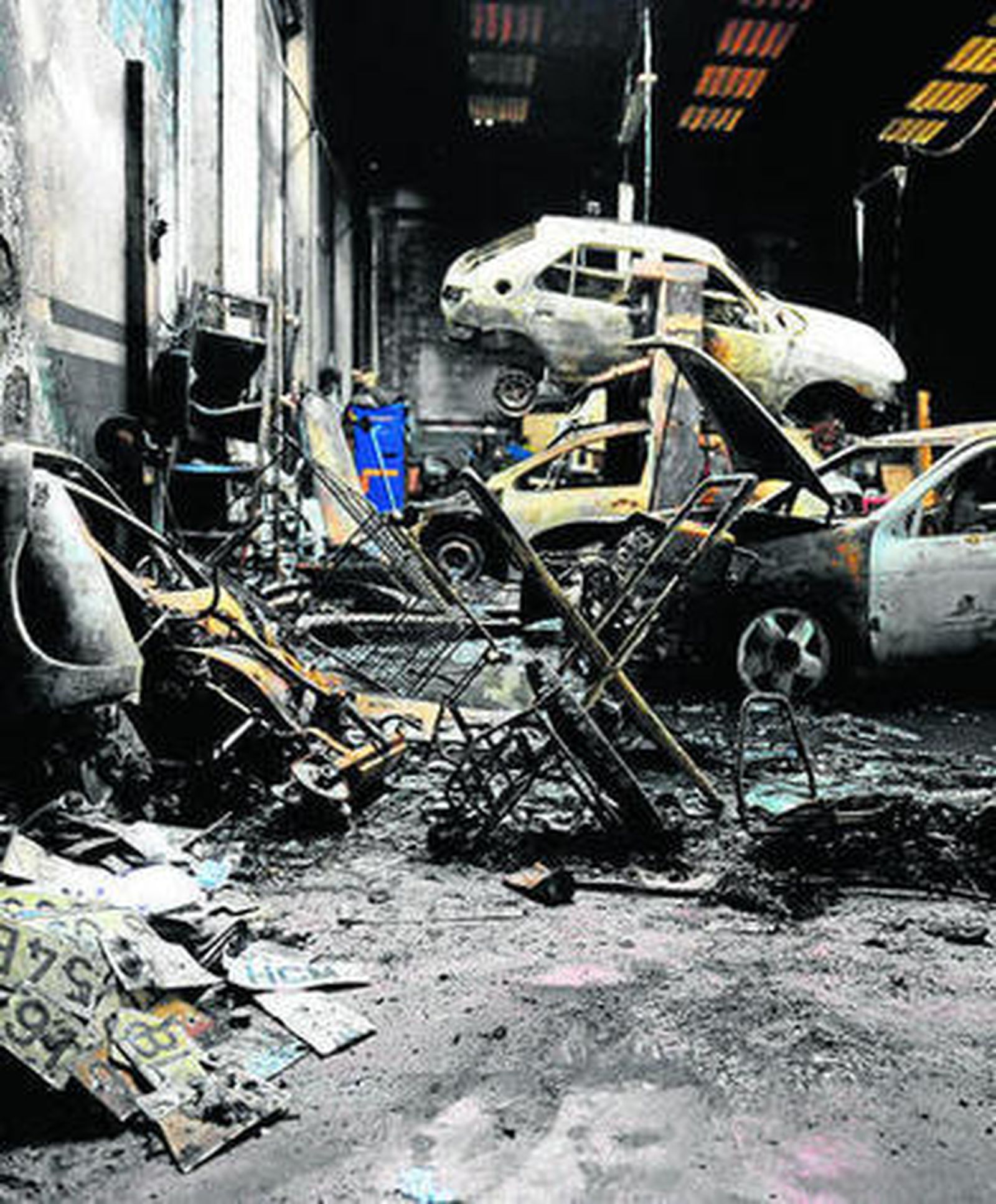 Vehículos calcinados en el interior del taller mecánico.
