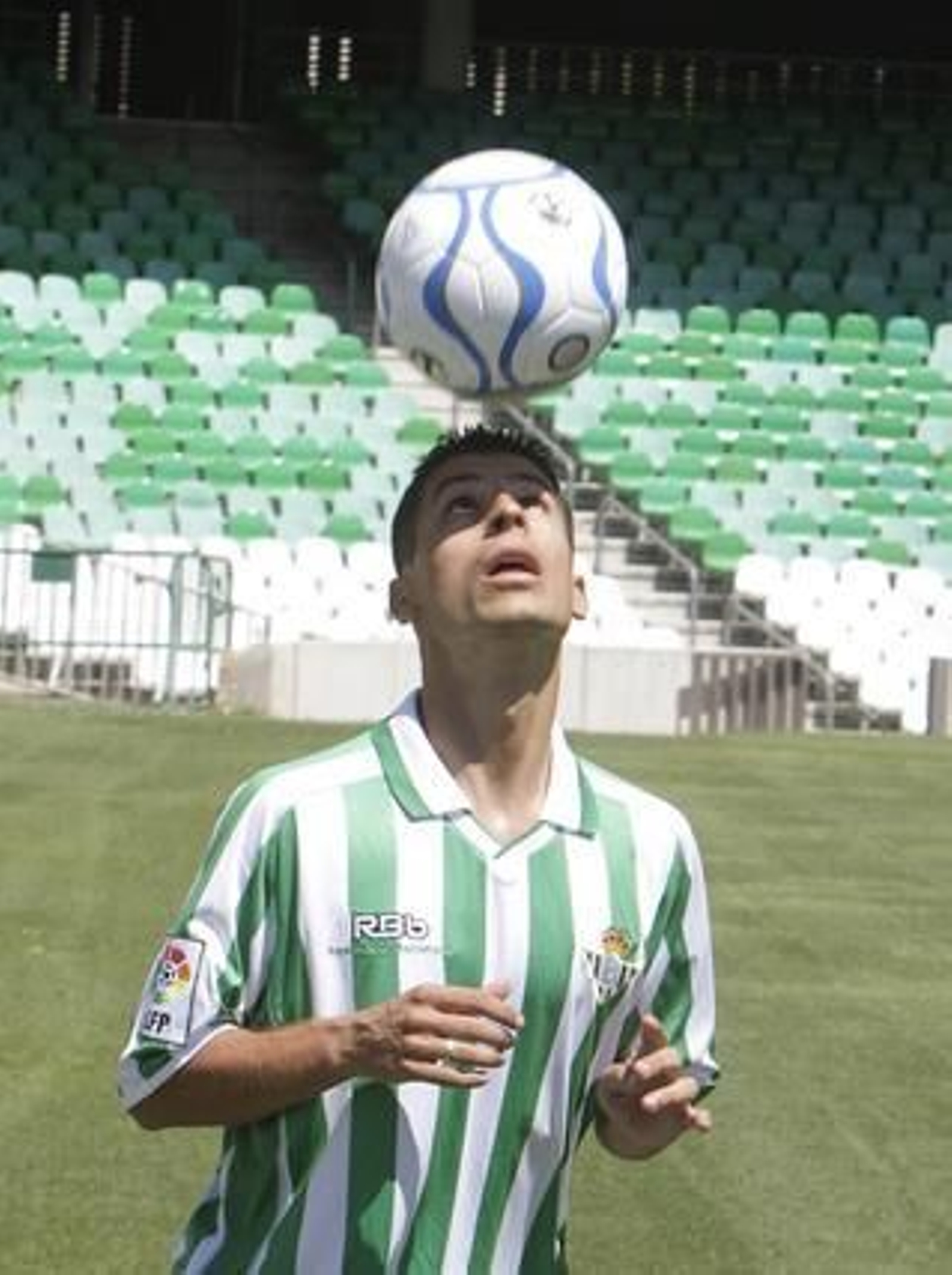 Salva Sevilla toca el balón ante las cámaras.

Foto: José Ángel García