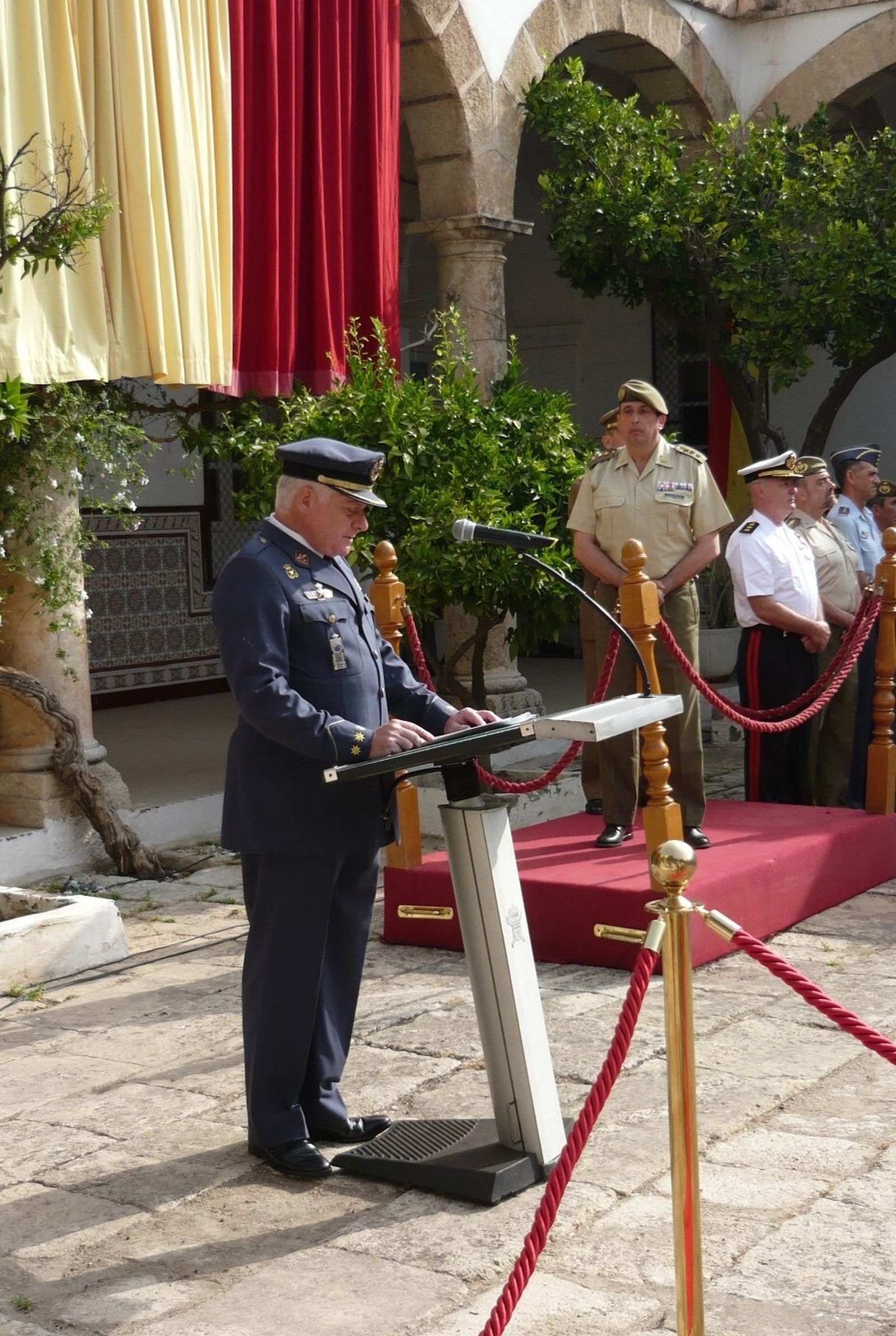 El coronel Frías pronuncia un discurso en el Patio de los Naranjos.