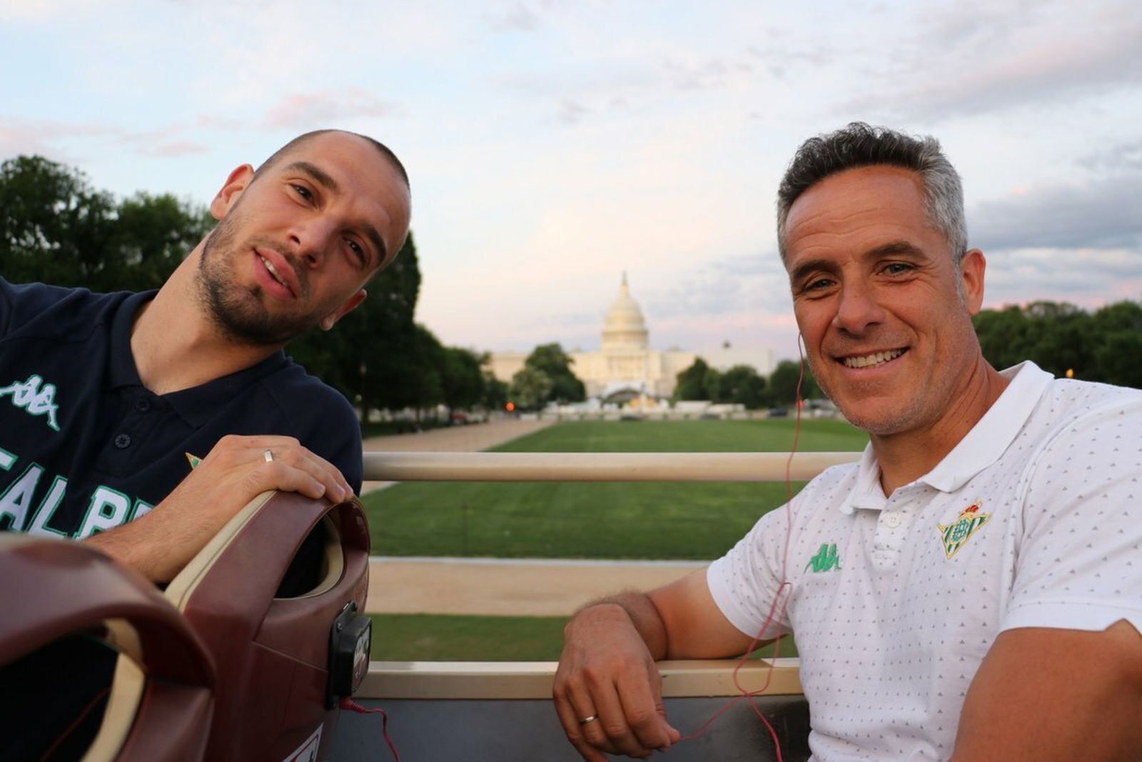 Marcos Álvarez junto a Pau López posan en Washington.