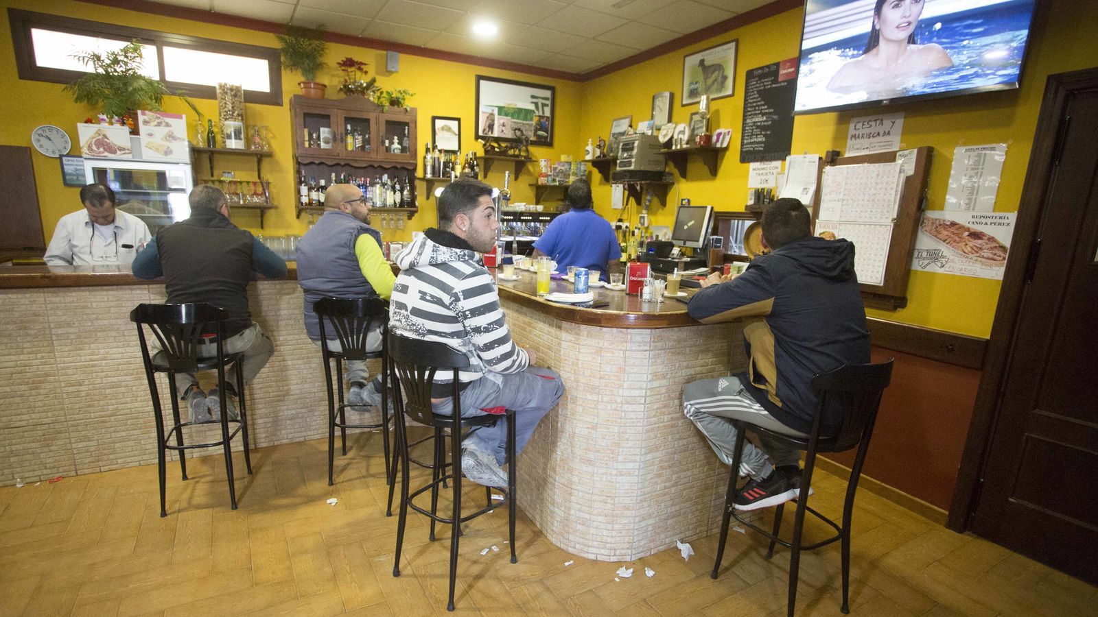 Desayunos en el bar El Túnel.