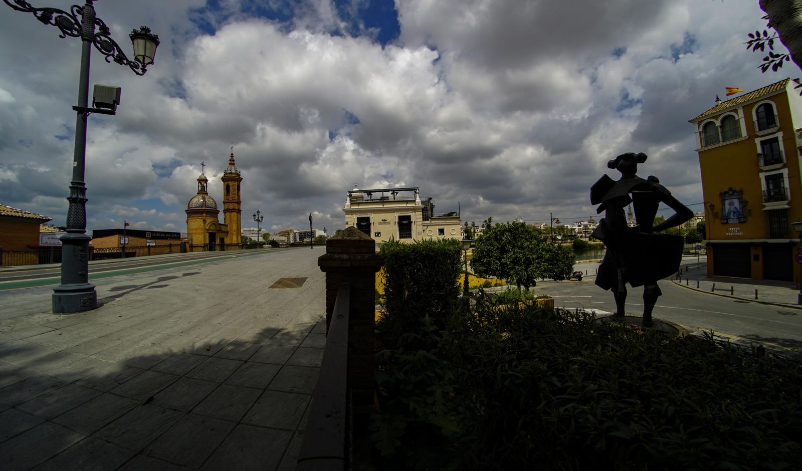 Coronavirus en Sevilla: Postales vacías de Viernes Santo